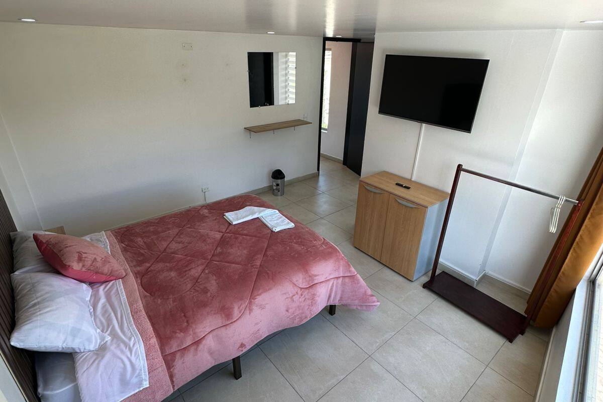Kamar Single Basic | Meja kerja, ruang kerja ramah laptop, dan Wi-Fi gratis