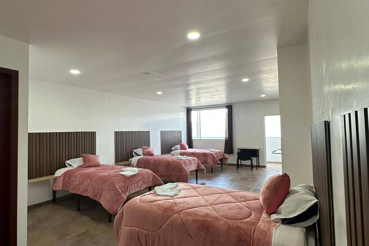 Kamar Quadruple | Meja kerja, ruang kerja ramah laptop, dan Wi-Fi gratis