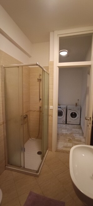 Dusche, Bidet, Handtücher, Seife