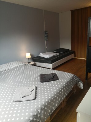 1 bedroom, travel crib - Small atypical country house. (Saint-Martin-le-Mault)