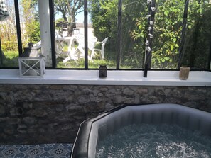 Outdoor spa tub - Small atypical country house. (Saint-Martin-le-Mault)