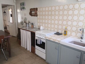 Een koelkast, een magnetron, een oven, een kookplaat