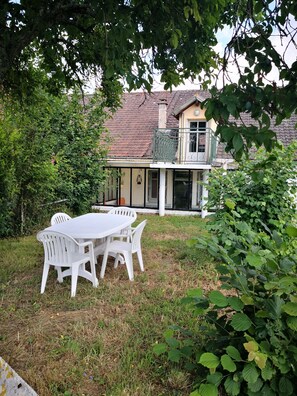 Outdoor dining - Small atypical country house. (Saint-Martin-le-Mault)