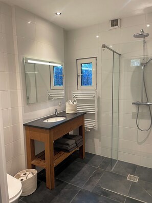 Een douche, een haardroger, handdoeken, zeep