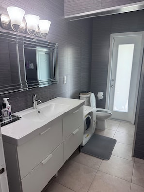 Shower, hair dryer, towels, soap - Charming 3-bedroom house pool house with WiFi, AC in Pompano Beach (Pompano Beach)