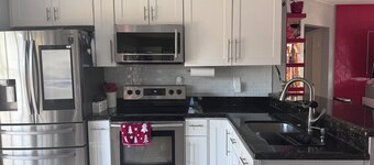 Charming 3-bedroom house pool house with WiFi, AC in Pompano Beach