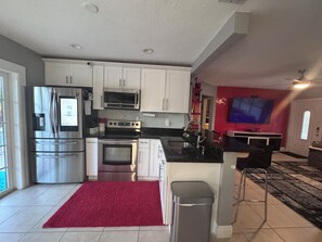 Microondas, horno, placa de cocina