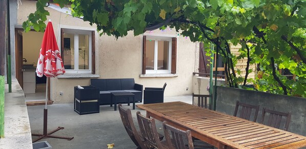 تناول الطعام بالخارج