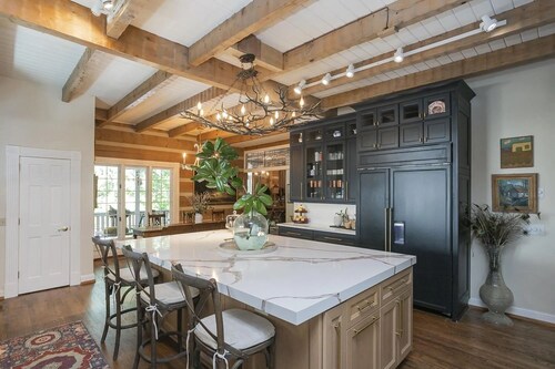 La Pearla Ranch Nashville, 7 bedroom, 8 bath, 9500 sf Log Mansion with pool