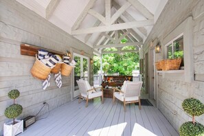 Terrace/patio - La Pearla Ranch Nashville, 7 bedroom, 8 bath, 9500 sf Log Mansion with pool (Kingston Springs)