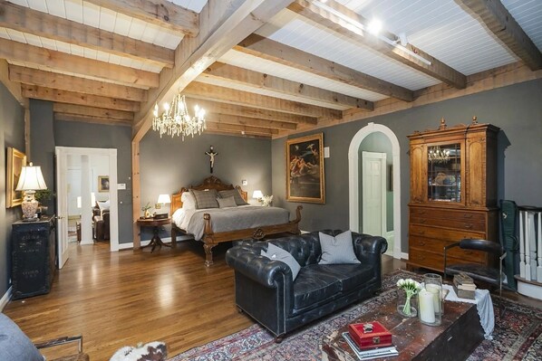 Iron/ironing board, WiFi, bed sheets - La Pearla Ranch Nashville, 7 bedroom, 8 bath, 9500 sf Log Mansion with pool (Kingston Springs)