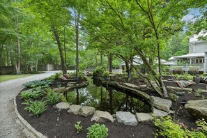 Property grounds - La Pearla Ranch Nashville, 7 bedroom, 8 bath, 9500 sf Log Mansion with pool (Kingston Springs)