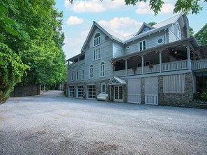 Exterior - La Pearla Ranch Nashville, 7 bedroom, 8 bath, 9500 sf Log Mansion with pool (Kingston Springs)