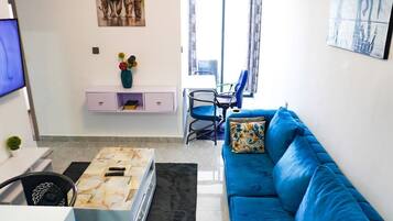 Deluxe Apartment, City View | Living area