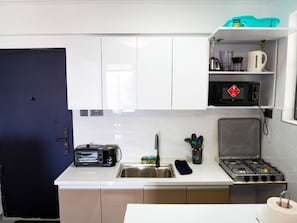 Deluxe Apartment, City View | Private kitchen