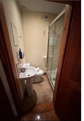 Shower, hair dryer, towels, toilet paper - Hot Tub Hideaway- The Nature’s Nook Retreat- Rural Carmarthen (Carmarthen)
