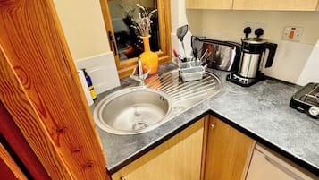 Kühlschrank, Mikrowelle, Herdplatte, Wasserkocher