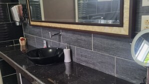 مجففات شعر، مناشف، صابون، ورق حمّام