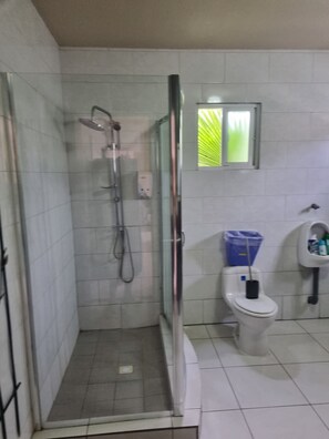 Haartrockner, Handtücher, Seife, Toilettenpapier