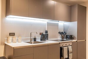 Fridge, microwave, oven, stovetop - Lux Penthouse -1 | Terrace| Wi-Fi | Free Parking (Leeds)