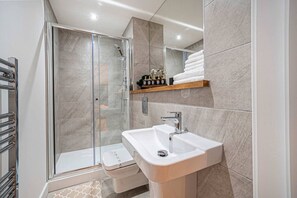 Shower, hair dryer, towels, soap - Lux Penthouse -1 | Terrace| Wi-Fi | Free Parking (Leeds)