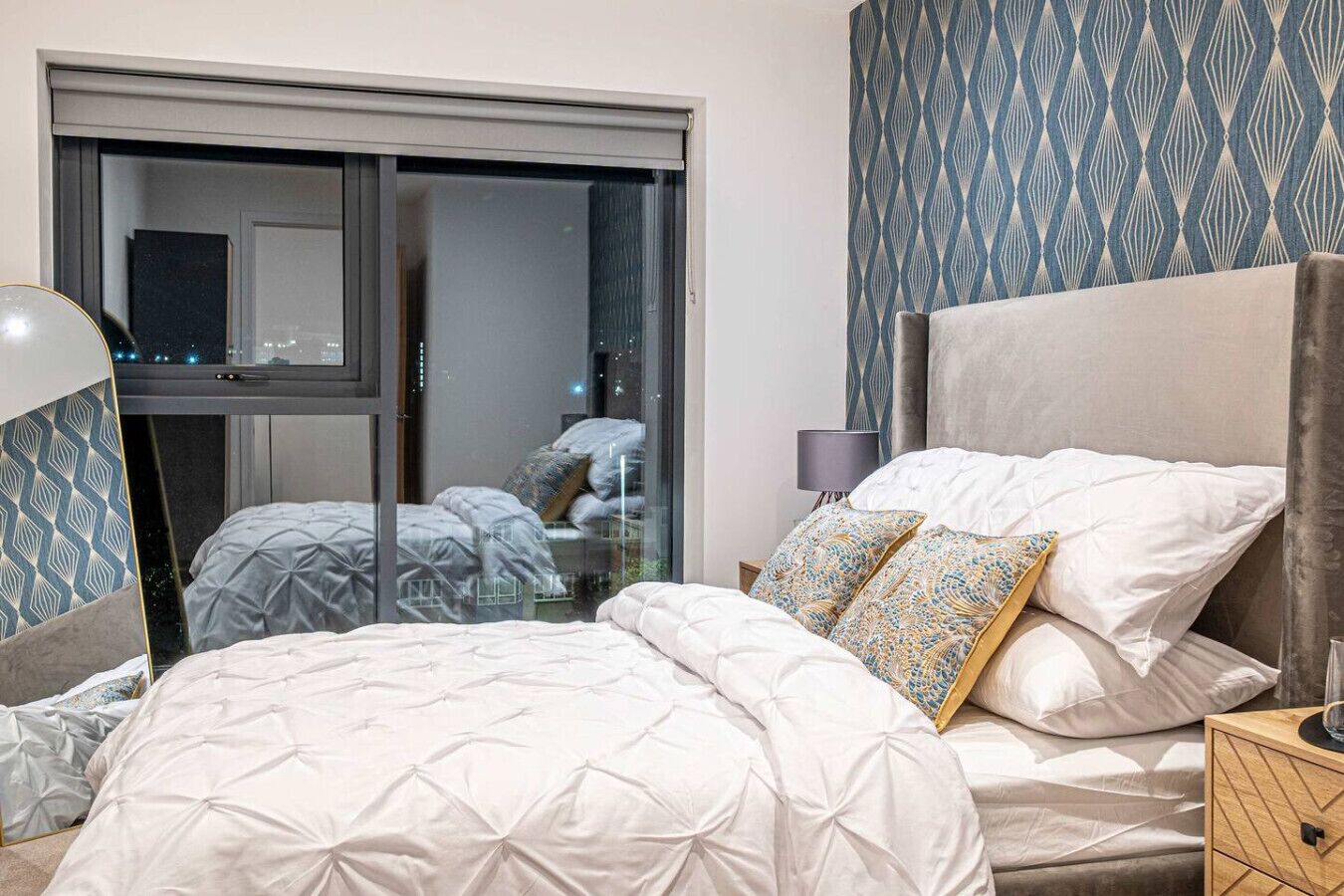 Desk, iron/ironing board, WiFi, bed sheets