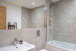 Shower, hair dryer, towels, soap - Lux Penthouse -1 | Terrace| Wi-Fi | Free Parking (Leeds)