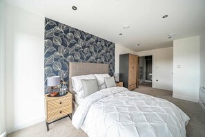 Desk, iron/ironing board, WiFi, bed sheets - Lux Penthouse -1 | Terrace| Wi-Fi | Free Parking (Leeds)
