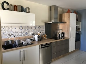 Microondas, horno, parrilla de estufa y lavavajillas