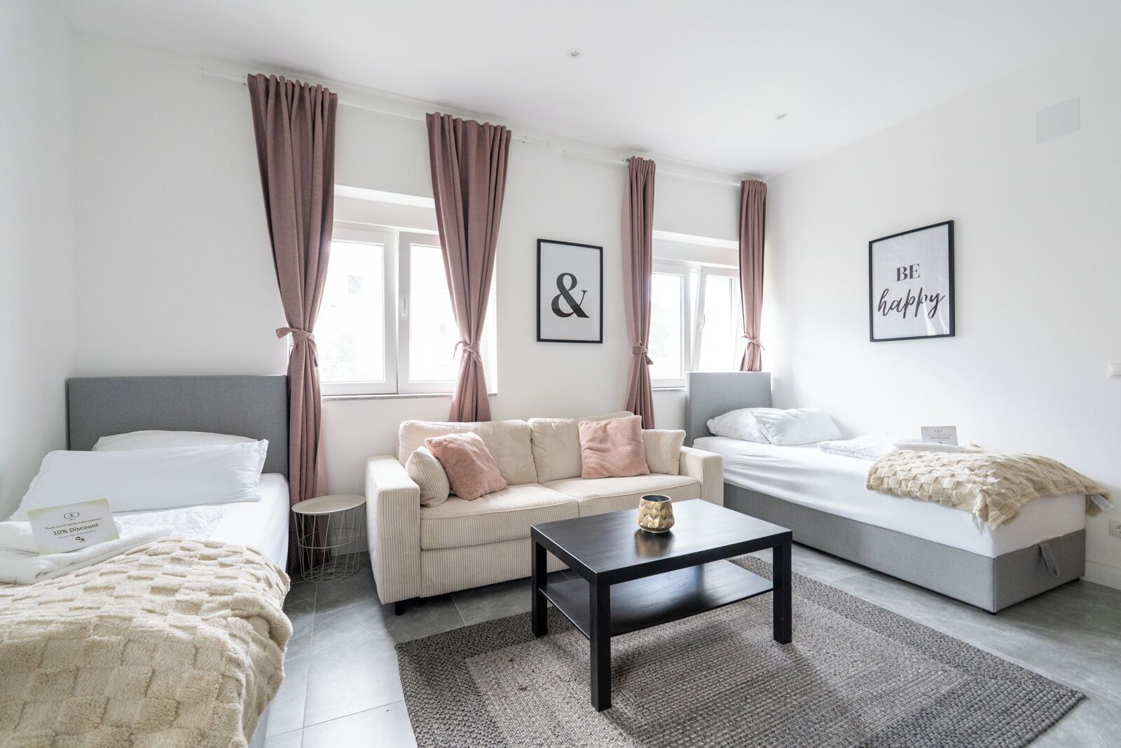 Comfort-Apartment, Mehrere Betten, Bergblick | Wohnbereich | Fußbodenheizung, Arbeitsbereiche