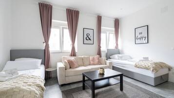 Comfort-Apartment, Mehrere Betten, Bergblick | Wohnbereich | Fußbodenheizung, Arbeitsbereiche