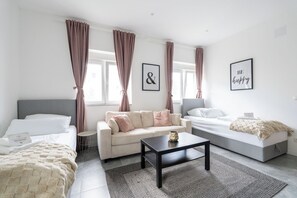 Comfort-Apartment, Mehrere Betten, Bergblick | Wohnbereich | Fußbodenheizung, Arbeitsbereiche