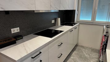 Appartamento familiare, letti multipli, animali ammessi, vista giardino | Cucina privata | Frigorifero, microonde, forno, piano cottura