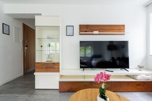 Family Apartment, Multiple Beds, Pets allowed, Garden View | Television
