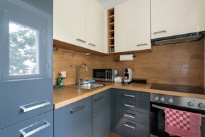 Comfort Apartment | Private kitchen | Fridge, microwave, oven, stovetop