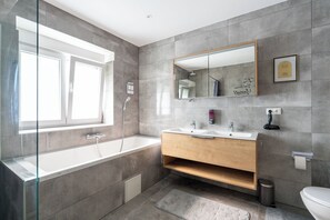 Family Apartment, Multiple Beds, Pets allowed, Garden View | Bathroom