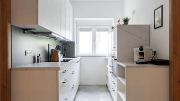 Comfort appartement, Meerdere bedden, uitzicht op bergen | Privékeuken | Een koelkast, een microgolfoven, een oven, een kookplaat