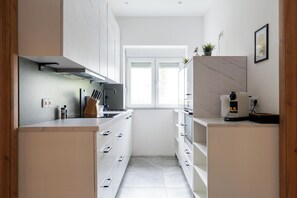 Comfort Apartment, Multiple Beds, Mountain View | Private kitchen | Fridge, microwave, oven, stovetop