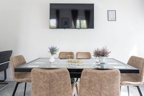 Comfort Apartment, Multiple Beds, Mountain View | In-room dining