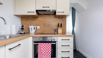 Standardlejlighed | Privat køkken | Køleskab, mikrobølgeovn, ovn, kogeplade