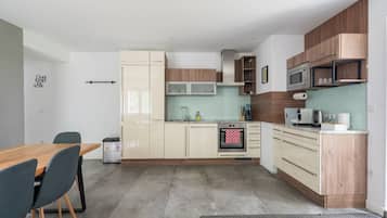 Familienapartment, Mehrere Betten, Haustiere gestattet, Gartenblick | Eigene Küche | Kühlschrank, Mikrowelle, Ofen, Herdplatte