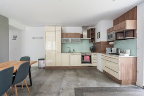 家庭公寓, 多張床, 可攜帶寵物, 花園景觀 | 私人廚房 | 電冰箱、微波爐、烤箱、爐台