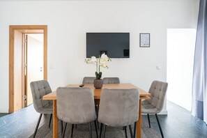 Apartemen Superior, Beberapa Tempat Tidur, lemari es & microwave | Makan di kamar