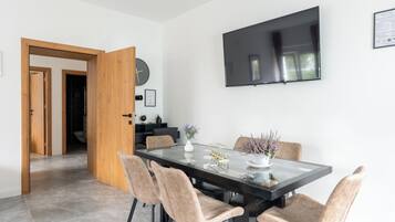 Comfort-Apartment, Mehrere Betten, Bergblick | Essbereich im Zimmer