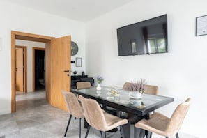 Comfort Apartment, Multiple Beds, Mountain View | In-room dining