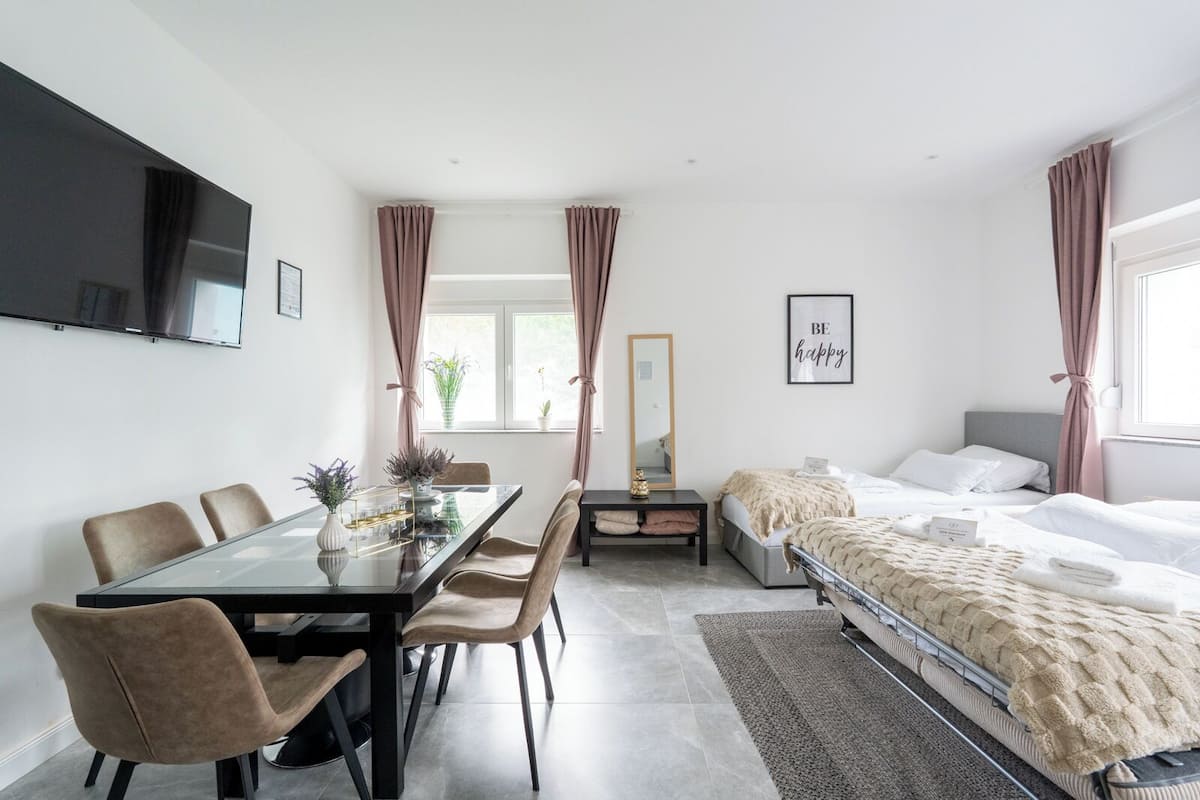 Comfort-Apartment, Mehrere Betten, Bergblick | Wohnbereich