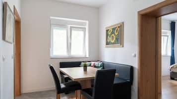 Comfort Apartment | Makan dalam bilik
