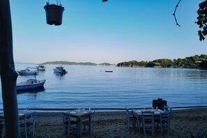 Outdoor dining - Villa Panorama, the magic of Skiathos in a family villa with history (Skiathos)