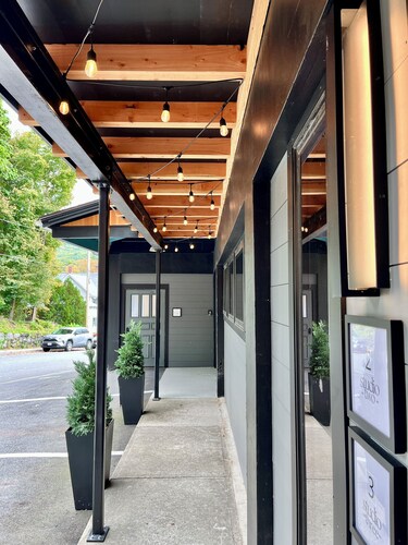 Revitalized Firehouse Retreat in Downtown Shelburne Falls. Walk to Everything!