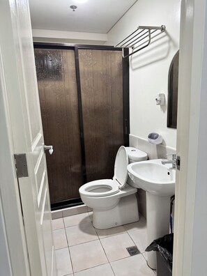 Un bagno con WC, lavandino e doccia.